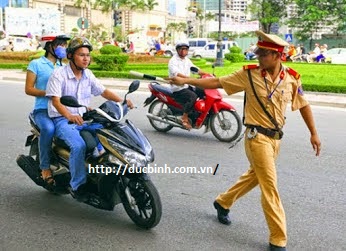 CÁCH ĐỐI PHÓ VỚI CSGT KHI BỊ DỪNG XE BẤT NGỜ