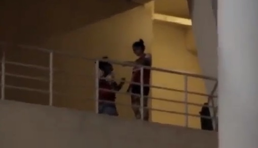 Fan Arsenal cầu hôn bạn gái tại góc sân Mỹ Đình
